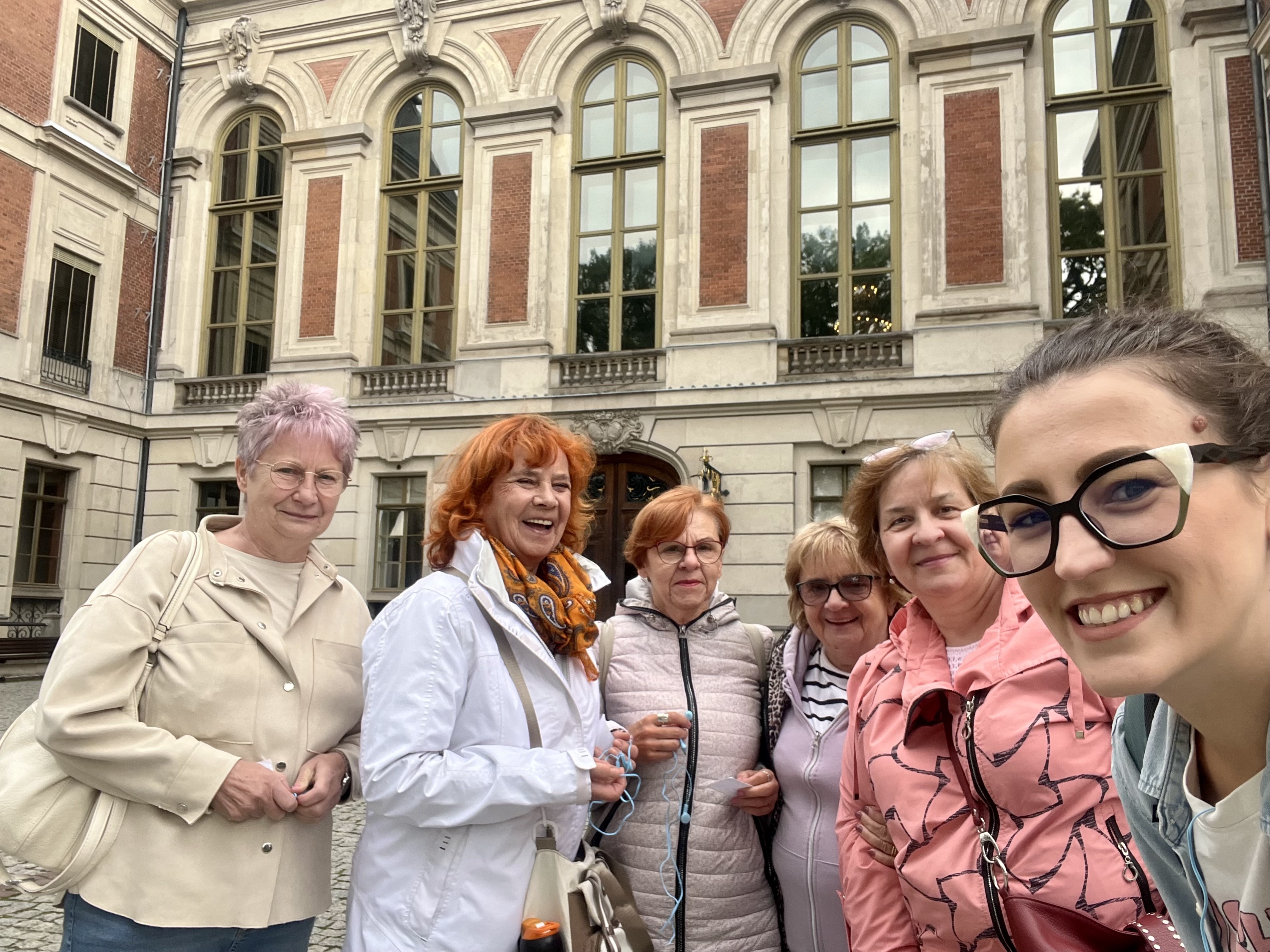 Dosia z uczestniczkami wycieczki przed zabytkowym pałacem